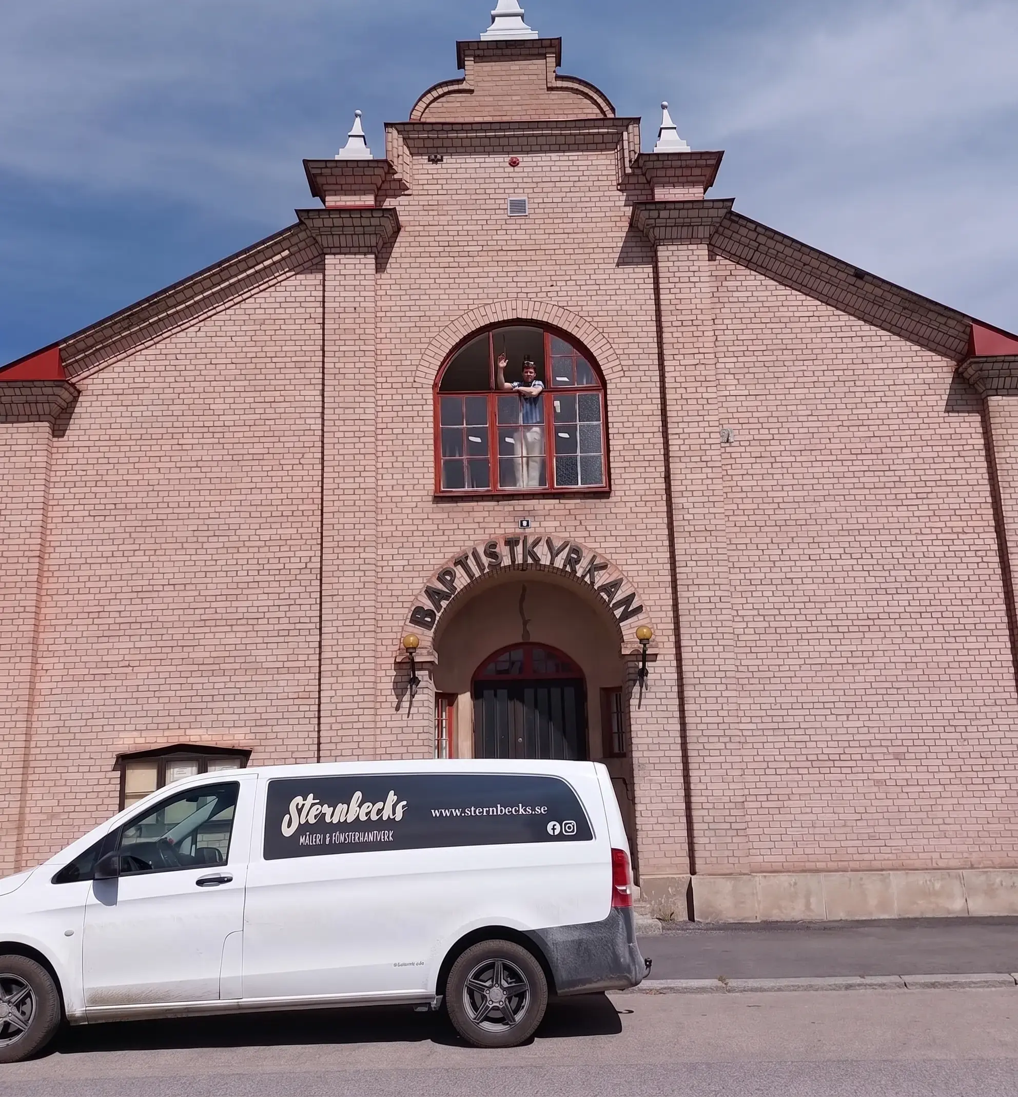 Kyrkobyggnad med renoverade fönster i fokus