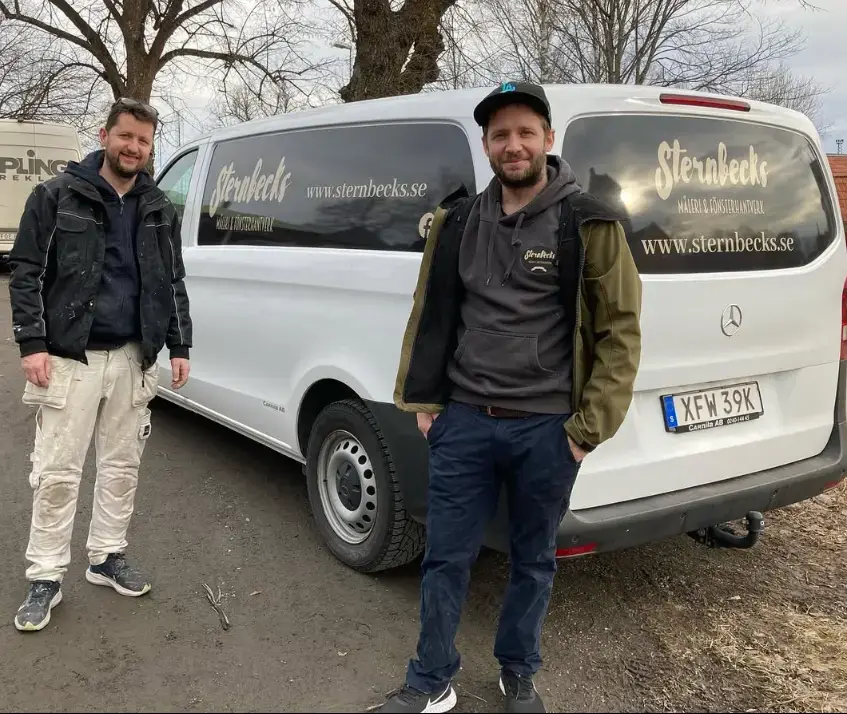 Sternbecks Fönsterhantverk i Dalarna vid företagets servicebil