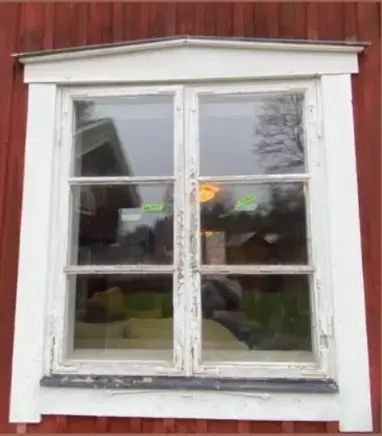 Äldre träfönster med flagnad färg – i behov av renovering