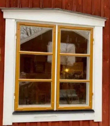 Renoverat träfönster i gult – äldre träfönster räddade med noggrant hantverk